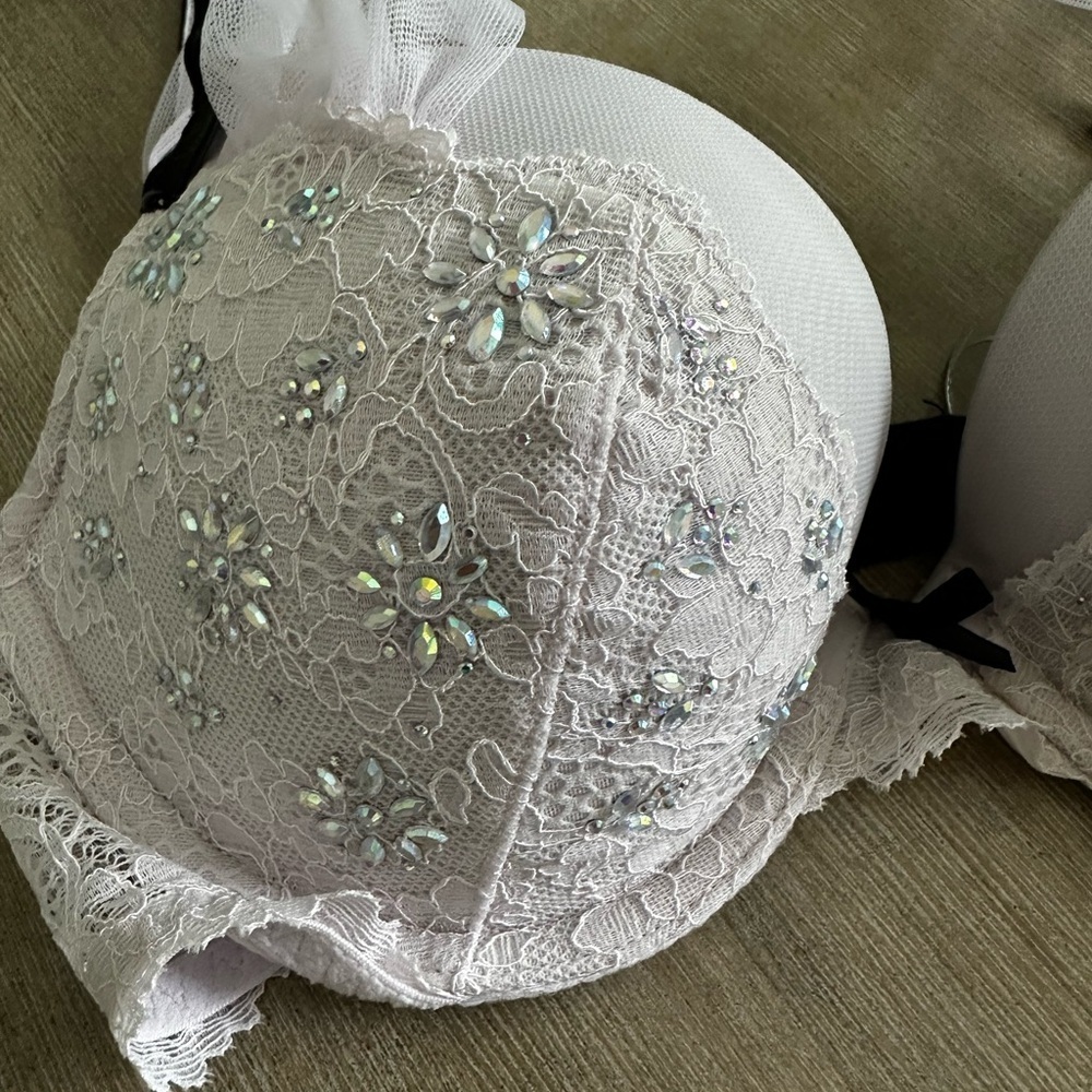 Victoria's Secret White Lace Bra with Black Accents - Picture 2 of 7